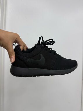 Nike All-Black Lightweight Trainers